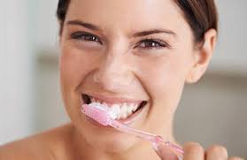 Se gargariser ou se le bicarbonate de soude est l'une des meilleures solutions pour gargariser et soulager les maux de cette manière, le meilleur moyen de l'utiliser et de soigner les maux de gorge consiste à se gargariser. Comment Se Soigner Avec Du Bicarbonate 7 Bienfaits Du Bicarbonate Pour La Sante Tout Pratique