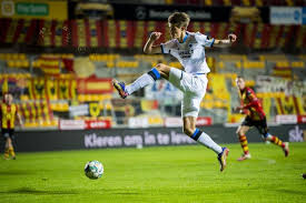Charles de ketelaere (19) nu ook voetbalbelofte van het jaar. Wonderkind Charles De Ketelaere Ik Ben Even Trots Op Mijn Broer En Zus Als Zij Op Mij Kw Be