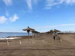 Back in the 1920s, a tourist village named villa epecuen was established along the shore of lago epecuen, a salt lake some 600 kilometers southwest lago epecuen's therapeutic powers have been famous for centuries. Epecuen Geflutete Geisterstadt Weitweitweg In