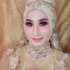 Inilah rias pengantin hijab surabaya dan informasi lain yang berkaitan dengan jasa makeup rias pengantin untuk anda yang mencari layanan makeup wedding terbaik dengan harga terjangkau. 10 Mua Rias Pengantin Gombong Kebumen Heikamu Com Love And Life Starts Here