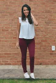 Calça Vinho Combina Com O Que Look Calca Burgundy Pulseira Relogio E Um Labrador Looks Com Calca Vinho Look Com Calca Vinho Looks