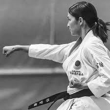 Pin Von John Rodriguez Auf Female Martial Artists Kickboxen Selbstportrat