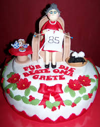 Seit wir dieses rezept auf dem blog haben, gibt es mittlerweile so viele von euch, die diesen mega leckeren und saftigen kuchen nachgebacken haben. Geburtstagstorte Fur Die Beste Oma Fondant Torte Geburtstag Geburtstagstorte Geburtstagskuchen Oma