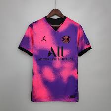 El bastón hetcher se camufla en la base de la camiseta, formado por dos líneas verticales apenas perceptibles. Camisa Jordan Paris Saint Germain Psg 2021 Quarto Uniforme Customizada