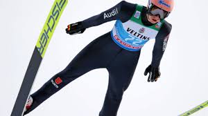 Skispringen ist ein wintersport, bei der ein sportler auf skiern eine skisprungschanze hinabgleitet, um geschwindigkeit aufzunehmen, dann am schanzentisch abspringt und versucht, möglichst weit vor dem aufsetzen auf dem boden zu fliegen. Vierschanzentournee Karl Geiger Gewinnt Qualifikation In Garmisch Partenkirchen Skispringen Com