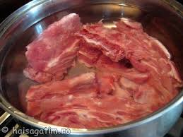 Ciorba țărănească de porc se asezonează cu leuștean și pătrunjel proaspăt din belșug. Ciorba Taraneasca Din Oase De Porc Hai SÄ GÄtim Cu Amalia
