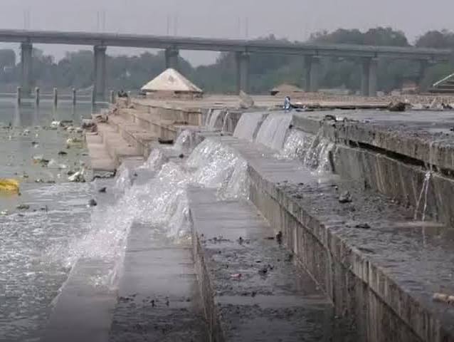 Godavari river in Nanded became sewage polluted water of 26 nallas in the city directly into the river due to municipal corporation negligence | नांदेडमधील गोदावरी नदीला गटाराचे स्वरुप, पालिकेच्या ...