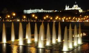 Vista Desde El Puente De Segovia Con El Palacio Real Y La Catedral De La Almudena Al Fondo En Primer Plano Las Fuentes De Madrid Rio Espana Madrid Rio Vistas