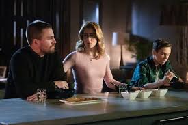 Oliver finds himself in a precarious position. Arrow Saison 7 Episode 13 Star City Slayer Critictoo Series Tv