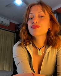 me gusta el pelo naranja, los labios rojos, la música variada y bailar  demasiado. amo los outfits según el mood y de vez en cuando me copa finigir  demencia si el día no acompaña :) ❤️‍🔥 me gusta ...