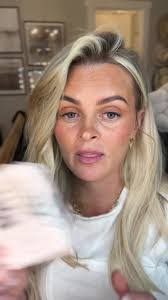 Heather Farnham's Instagram, Twitter & Facebook