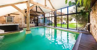 Bienvenue Au Clos Des Vignes Petit Hotel De Charme Offrant Suite Avec Jacuzzi Et Restaurant Romantique Pour Wee Restaurant Romantique Hotel De Charme Jacuzzi