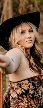 Lilly Moss's Instagram, Twitter & Facebook