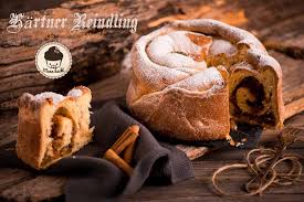 Original Karntner Reindling Mann Backt Reindling Lebensmittel Essen Karntner Reindling