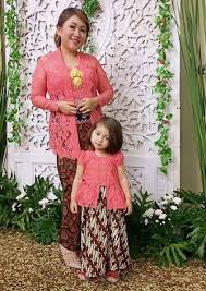 Jika anda memiliki anak perempuan yang akan dirayakan ulang tahunnya maka sebaiknya anak perempuan anda menggunakan baju muslim brokat anak perempuan terbaru. 4 Model Kebaya Yang Lucu Dan Modis Untuk Anak Bisa Jadi Ide Desain Kebaya Untuk Si Kecil