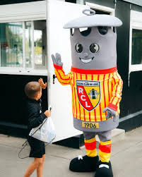 Première 𝒔𝒐𝒓𝒕𝒊𝒆 pour 𝑳𝒂𝒎𝒑𝒊 ❤️💛 Dans le cadre du programme  #LampiClub, la mascotte jeunesse a accueilli ce mercredi les jeunes  adhérents pour un premier temps fort : la visite privilégiée de  Bollaert-Delelis.