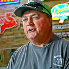 Cook's Garage in Lubbock Is a Vintage Neon–Sign Utopia