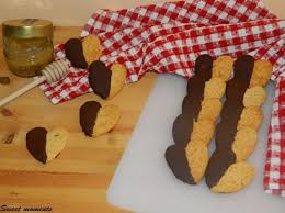 I biscotti al miele morbidi sono dolcetti semplici e gustosi, adatti alla potete ricoprire i vostri biscotti al miele morbidi con dello zucchero a velo o con della cannella a seconda delle vostre preferenze. Ricetta Biscotti Al Miele E Cannella Dolcidee