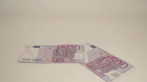 Viele währungen haben auch gar keine scheine, die so. Vier 500 Euro Schein Tropfen Auf Dem Tisch Stock Video Video Von Tisch Euro 49176277