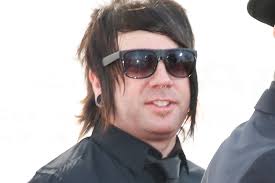 Sep 20, 2020 · the video has also meant ronnie has sometimes become a target and he was filmed being punched and falling over a table by someone who had seen the video. Falling In Reverse Guitarist Derek Jones Dead At 35 People Com