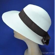 Le chapeau en paille est très estivale et féminine, alors que la casquette a un côté à la garçonne super cool. Epingle Sur Chapeaux