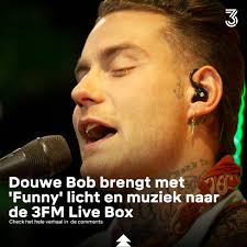 Douwe Bob staat vandaag live in de 3FM LiveBox met zijn gloednieuwe single  'Funny'! 🎶 Hij vertelt waarom we volgens hem allemaal wat meer licht  kunnen gebruiken. 💚 Check het hele verhaal