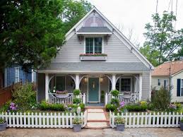 Haus Mit Gerundeten Motiven Symmetrische Gestaltung Und Weisser Zaun Moderner Vorgart Small Front Yard Landscaping Front Yards Curb Appeal Small Front Yards