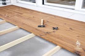 Balkon Balkon Holzboden Selber Verlegen Diy Littlecity Ch Schweizer Reiseblog Travelblog Mit Reise Ausflugstip In 2020 Balkonboden Holzboden Holzboden Balkon