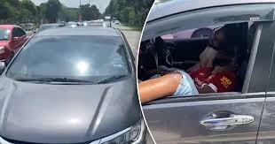Maybe you would like to learn more about one of these? Trafik Sesak Gara Gara 2 Lelaki Mabuk Lena Tidur Dalam Kereta Depan Lampu Isyarat Era Baru