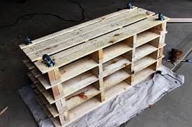 Recyclez Des Palettes De Bois Pour Un Faire Un Superbe Et Pratique Bac De Rangement Pour Les Chaussures Banc Avec Rangement Chaussures Palette Diy Bac De Rangement