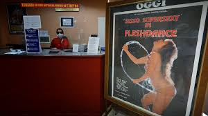 Ambasciatori, lultima cinema a luci rosse di Roma lotta per la  sopravvivenza | Euronews