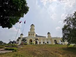 Masjid yang dibangunkan di atas puncak sebuah bukit pesisir selat. Sultan Abu Bakar State Mosque Masjid Negeri Sultan Abu Bakar Johor Kaki Travels For Food