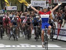 Dekker ging op reis voor een opdracht van variety naar thailand en werd op de luchthaven gearresteerd omdat ada erens haar koffer gevuld had met verdovende middelen. Erik Dekker And Lottonl Jumbo Part Ways Over Difference In Vision Cyclingnews