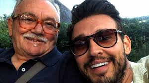 Ailesinde olan aşçılık yeteneğini onlardan almış ve kendini geliştirmiştir. Danilo Zanna Kac Yasinda Ve Esi Kim Sempatik Tavirlariyla Masterchef E Renk Katiyor