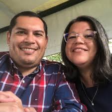 Casi desvanecido, en una escena conmovedora, Jonathan fue ayudado a  terminar la prueba en Cozumel abrazado por su hermano Alistair