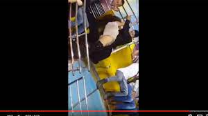 Et oui, pour ton premier jour de stage, tu as voulu mettre le paquet alors tu as enfilé un tailleur noir qui pue la tristesse mais qui est censé te donner l'air un peu plus professionnel. Extremement Genant Elle Perd Son Pantalon Sur Une Attraction Alors Qu Elle Ne Porte Pas De Culotte Video Rtl People