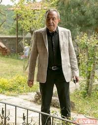 Usta oyuncu zafer ergin, geçtiğimiz akşam etiler'de bir alışveriş merkezinde görüntülendi. Arka Sokaklar In Riza Babasi Zafer Ergin Meger Gorundugu Gibi Degilmis Galeri Takvim