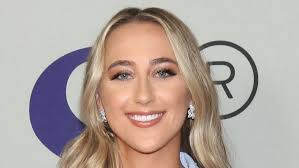 Ashley Cooke earns first No. 1 with 'Your Place,' announces tour