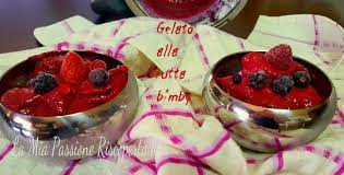 Solo frutta fresca di stagione, zucchero ed albume alla base del gelato senza latte alla frutta che, in realtà, assomiglia molto ad un sorbetto e risulta fate voi. Gelato Alla Frutta Bimby Frutti Di Bosco La Mia Passione Riscoperta Juli