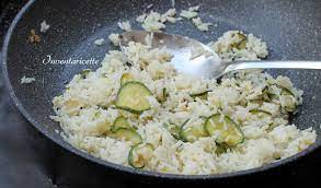 Lessate il riso basmati in abbondante acqua salata e aromatizzata con un cucchiaio di curry. Riso Basmati Con Zucchine E Grana Inventaricette In Cucina Con Maria