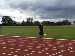 Le stand de tir est privé, non agréé f.f.t. Insolite Il Bat Le Record Du Monde De La Plus Longue Distance En Jonglant Sur Orange Videos
