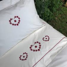 È un bellissimo regalo da fare alle vostre bambine: Lenzuola Da Montagna Completo Letto Canazei Cuori Ricamati