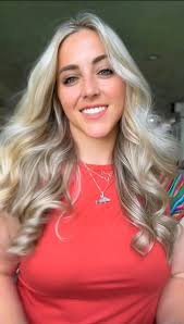 I do NOT have a chatpage. IT IS A FAKE PAGE RAN BY A SCAMMER! Please report  any fake accounts trying to message you!!!!