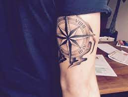 1001 Idees Tatouage Rose Des Vents Cap Sur Un Classique Du Genre Tatouage Rose Des Vents Tatouage Rose Tatouage Secret