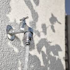 Schlauch anschluss durch gardena adapter? Gardena Grundausstattung Mit Anschlussteilen Fur 13 Mm 1 2 Zoll Und 15 Mm 5 8 Schlauche Wasserhahn Anschluss Set Mit Reinigungsspritze 18291 20 Amazon De Garten