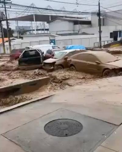 🚨 Un intenso sistema frontal mantiene en alerta al norte de Chile, con aluviones, anegamientos, evacuaciones y cortes de rutas en distintas zonas de Antofagasta, Tarapacá y Arica y Parinacota., En ...
