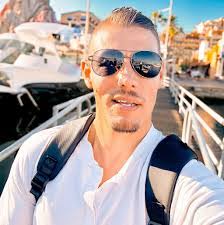 Robert Roberti's Instagram, Twitter & Facebook