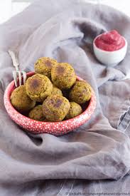 Possiamo cuocere le lenticchie secche o, per essere più veloci, possiamo utilizzare le lenticchie già cotte in scatola; Polpette Di Lenticchie Ai Semi Con Crema Di Barbabietola Al Lime