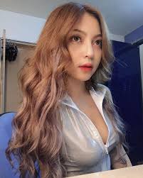 Ca sĩ Nhật Lê khoe ảnh lạ trước giờ đội tuyển Việt Nam thi đấu