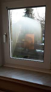Heutzutage erfolgt der fenstereinbau nach ral, was bedeutet, dass zwei bänder innen und außen am fenster zum. Fenster Mit Doppelglas 2 Glasscheiben Mit Hohlraum Ist Andauernd Beschlagen Und Feuchtigkeit Sammelt Sich 2 Bilder Was Tun Nass
